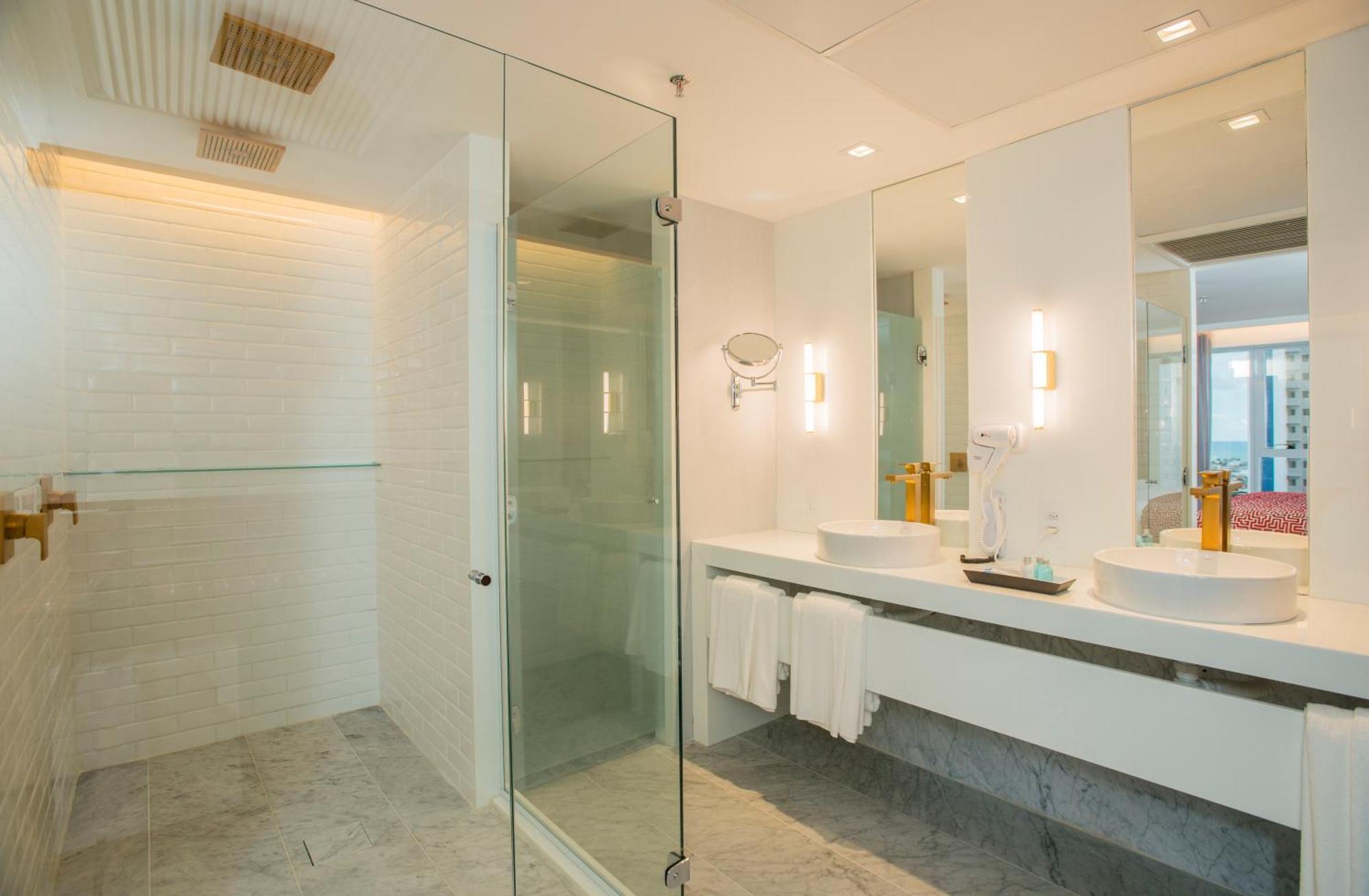 Hotel Luzeiros Recife Oda fotoğraf A shower enclosure