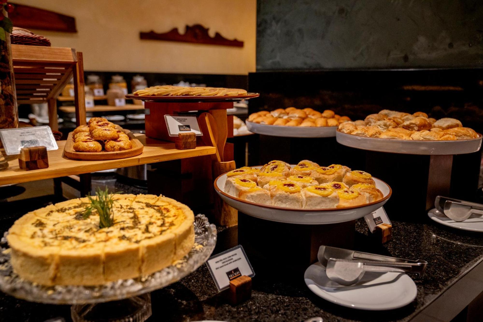 Hotel Luzeiros Recife Dış mekan fotoğraf A selection of cakes and pastries