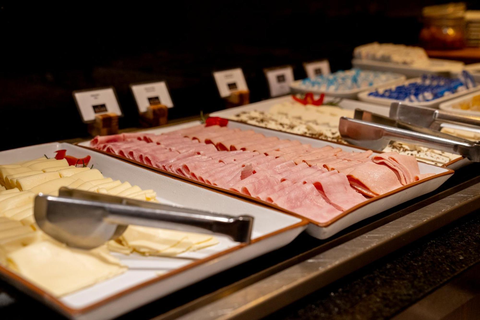 Hotel Luzeiros Recife Dış mekan fotoğraf A buffet with cold cuts