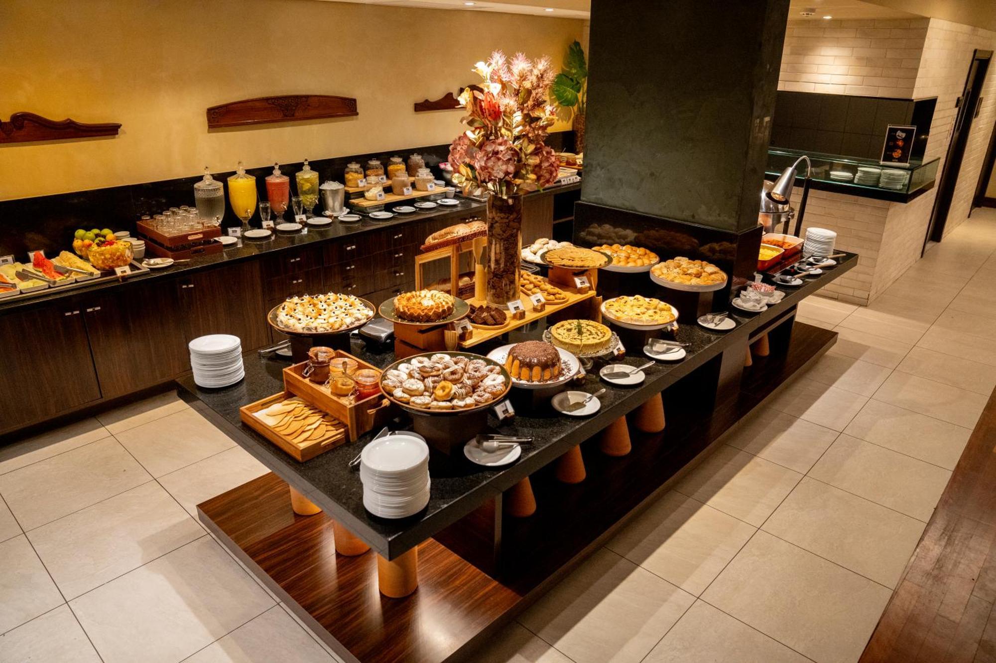 Hotel Luzeiros Recife Dış mekan fotoğraf A buffet at a hotel