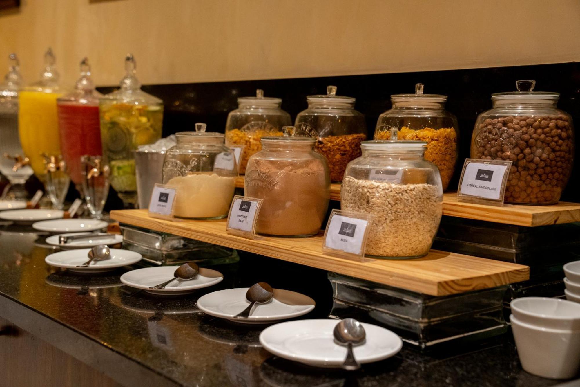 Hotel Luzeiros Recife Dış mekan fotoğraf A selection of cereals at a buffet